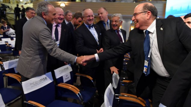 Moshe Yaalon and Turki al-Faisal shake hands