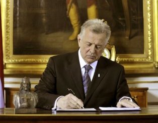 Hungarian President Signs New Contested Constitution