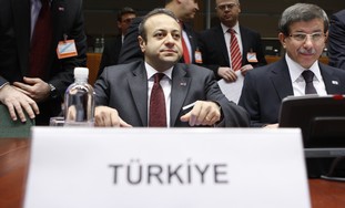 Turkey Minister Leaves Conference before Peres Speech