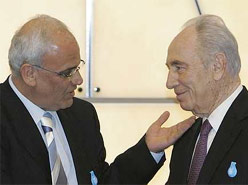 Peres, Ashton Defend Abbas after Attack by Israeli FM
