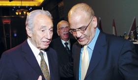 Peres Holding Secret Talks with Erakat to Resume Talks: Report
