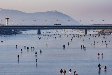 نهر الدانوب يتحول بفعل الشتاء القارس إلى "جنة المتزلجين"