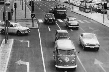 كان الناس قديمًا يمشون في الجهة اليُسرى من الشوارع