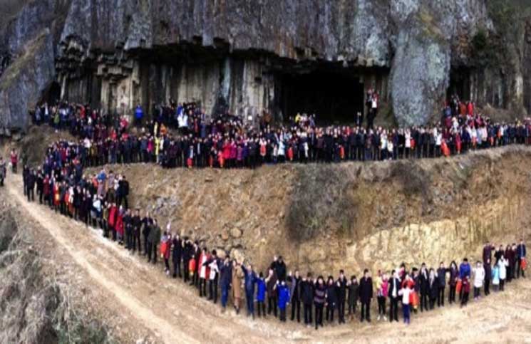 أكثر من 500 شخص من عائلة صينية واحدة يتجمعون لإلتقاط صورة