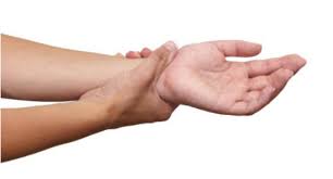 لماذا تنفض يدك بقوة حين تشعر بألم بها؟