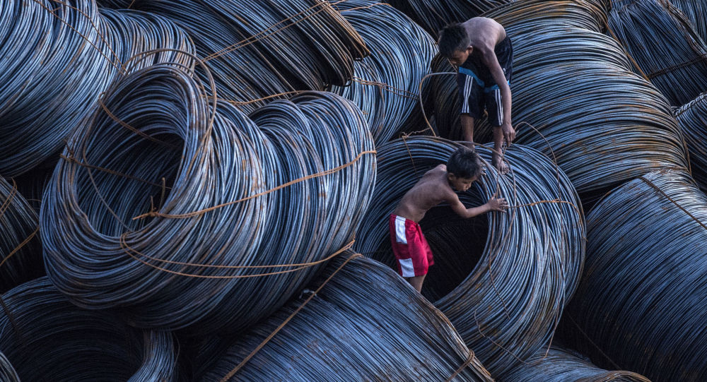 مصري يحول الخردة إلى آثاث رائع