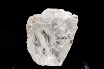 لبلورات العادية -مثل بلورات الماس- تكون ذراتها مرتبة في بنيان ثلاثي الأبعاد