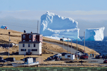 تتحرّك عدة قطع ثلجية ضخمة لتأتي لهذه المنطقة التي تسمى بـ"ممر الجبال الثلجية"