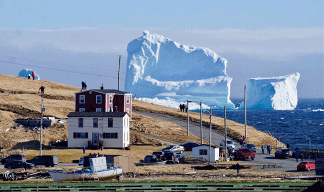 تتحرّك عدة قطع ثلجية ضخمة لتأتي لهذه المنطقة التي تسمى بـ"ممر الجبال الثلجية"