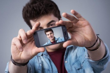 الشغف الكبير بالتقاط صور السيلفي قد يدل على بعض المشاكل النفسية