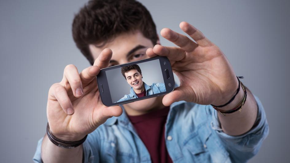 الشغف الكبير بالتقاط صور السيلفي قد يدل على بعض المشاكل النفسية