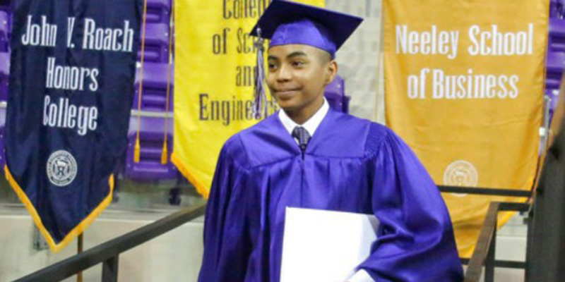 تخرج السبت الماضي من جامعة "تكساس كريستشين" حاملاً إجازة في الفيزياء