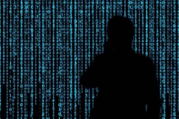 شف عدد من باحثي الأمن الإلكتروني، الأحد، عن تعرض عملاق التكنولوجيا الأمريكي "مايكروسوفت"، إلى أكبر عملية اختراق، تمت خلالها السيطرة على مجموعة كبيرة من بيانات وأسرار الشركة. وأوضحت تقارير أمنية بريطانية، أن نظام التشغيل "ويندوز 10"، الذي تنتجه وتطوّره "مايكروسوفت"، قد يواجه مشاكل محتملة، بسبب التسريبات الهامة عن النظام، التي تم نشرها في موقع التقنية الأمريكي "Beta Archive". وبيّنت أحدث تقارير موقع التقنية البريطاني "تك إنسايدر"، أن أكثر من 32 تيرابايت من بيانات نظام "ويندوز 10"، تعرضت للاختراق والتسريب على شبكة الإنترنت، في حين أكد التقرير أن هذه البيانات تحتوي على رمز البرنامج، وشيفرة المصدر الخاصة بالنظام، المخصصة للاستخدام الخاص بالشركة. وبيّن التقرير أن المعلومات المسربة تتضمّن الشيفرات البرمجية المستخدمة في التعامل مع "ويندوز 10"؛ مثل قراءة أجهزة الذاكرة الخارجية، وشبكة الاتصال بالإنترنت "واي فاي"، والاتصال قريب المدى "بلوتوث". من جهته أشار موقع "tech news world" التقني، إلى أن المخترقين سيتمكّنون الآن من الدخول بشكل أكثر سهولة إلى النظام، ما يتطلب من "مايكروسوفت" جهوداً مضاعفة لمنع أي عمليات اختراق محتملة، بحسب ما أوضحه الموقع. بدورها قالت "مايكروسوفت" إن الملفات المسربة لا تمثل أي خطر حقيقي، في حين أشارت إلى أن جميع المعلومات التي تم تسريبها جزء من شيفرة المصدر التي يتم مشاركتها مع المطورين والشركات الأخرى ضمن مبادرة المصدر المشترك، وتستخدم بالفعل من قبل "مايكروسوفت" وشركائها.