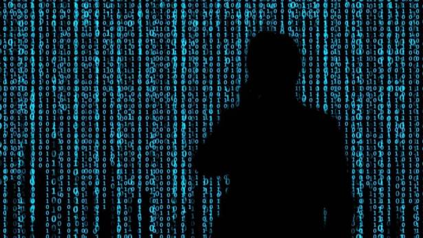 شف عدد من باحثي الأمن الإلكتروني، الأحد، عن تعرض عملاق التكنولوجيا الأمريكي "مايكروسوفت"، إلى أكبر عملية اختراق، تمت خلالها السيطرة على مجموعة كبيرة من بيانات وأسرار الشركة. وأوضحت تقارير أمنية بريطانية، أن نظام التشغيل "ويندوز 10"، الذي تنتجه وتطوّره "مايكروسوفت"، قد يواجه مشاكل محتملة، بسبب التسريبات الهامة عن النظام، التي تم نشرها في موقع التقنية الأمريكي "Beta Archive". وبيّنت أحدث تقارير موقع التقنية البريطاني "تك إنسايدر"، أن أكثر من 32 تيرابايت من بيانات نظام "ويندوز 10"، تعرضت للاختراق والتسريب على شبكة الإنترنت، في حين أكد التقرير أن هذه البيانات تحتوي على رمز البرنامج، وشيفرة المصدر الخاصة بالنظام، المخصصة للاستخدام الخاص بالشركة. وبيّن التقرير أن المعلومات المسربة تتضمّن الشيفرات البرمجية المستخدمة في التعامل مع "ويندوز 10"؛ مثل قراءة أجهزة الذاكرة الخارجية، وشبكة الاتصال بالإنترنت "واي فاي"، والاتصال قريب المدى "بلوتوث". من جهته أشار موقع "tech news world" التقني، إلى أن المخترقين سيتمكّنون الآن من الدخول بشكل أكثر سهولة إلى النظام، ما يتطلب من "مايكروسوفت" جهوداً مضاعفة لمنع أي عمليات اختراق محتملة، بحسب ما أوضحه الموقع. بدورها قالت "مايكروسوفت" إن الملفات المسربة لا تمثل أي خطر حقيقي، في حين أشارت إلى أن جميع المعلومات التي تم تسريبها جزء من شيفرة المصدر التي يتم مشاركتها مع المطورين والشركات الأخرى ضمن مبادرة المصدر المشترك، وتستخدم بالفعل من قبل "مايكروسوفت" وشركائها.