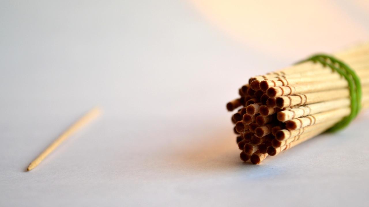 لسواك يمتاز بملمسه الطريّ واحتوائه على مواد كيميائية ذات خاصّة مكافحة للجراثيم