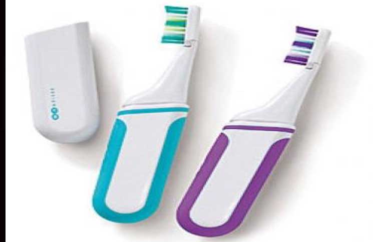 فرشاة أسنان تنهي مهمتها خلال 10 ثوان من دون الإمساك بها