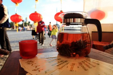 علماء يحذرون من تناول الشاي مع الحليب