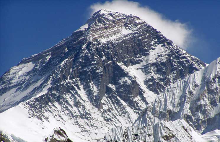 إعادة قياس ارتفاع قمة إيفرست الشهر المقبل