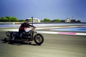 تسير بضغط الماء.. أسرع مركبة ثلاثية العجلات في العالم!