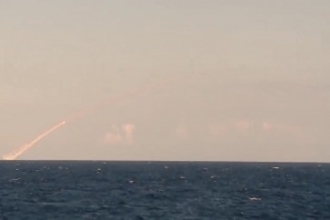 غواصة فيليكي نوفغورود الروسية تطلق صواريخ كاليبر على مواقع داعش في دير الزور