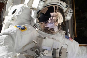 رواد فضاء روس يسيرون في الفضاء لصيانة معدات اتصالات