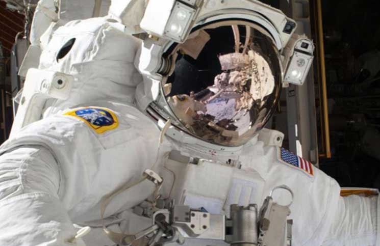 رواد فضاء روس يسيرون في الفضاء لصيانة معدات اتصالات