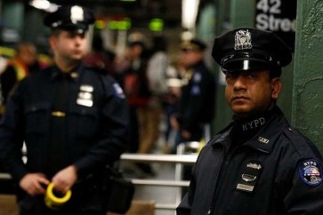 أوقفت السلطات الأمريكية سعودياً يعتقد بأنه تلقى التدريب في معسكرات تنظيم القاعدة وسعى للحصول على رخصة طيران في ولاية أوكلاهوما المقيم فيها.   وذكرت وزارة العدل الأمريكية في بيان صدر عنها الأربعاء، أن نايف عبد العزيز الفلاج (34 عاما)، قدم طلب تدريبه في معسكر الفاروق التابع لتنظيم القاعدة في أفغانستان عام 2000، وهو نفس المعسكر الذي تدرب فيه معظم منفذي اعتداءات 11 سبتمبر 2001.    وأشارت الوزارة إلى أن الفلاج قدم إلى الولايات المتحدة عام 2011 بتأشيرة زيارة وبرفقة زوجته التي كانت طالبة آنذاك، وتلقى عام 2016 دروسا في الطيران في أوكلاهوما.    ولفتت الوزارة إلى أنه تم كشف أمر الفلاج مؤخرا عندما طابق المحققون بصماته في السجلات الرسمية مع 15 بصمة رفعت عن وثيقة ضبطتها القوات الأمريكية داخل وكر لتنظيم القاعدة في أفغانستان في 2001.    وتبيّن أن الوثيقة المضبوطة تحمل رقما للطوارئ في السعودية مرتبط بوالد الفلاج.    ولم تتطرق السلطات الأمريكية لذكر ما إذا كان هناك صلات أخرى تربط بين الفلاج وهجمات 11 سبتمبر، التي كان 15 من منفذيها الـ19 سعوديين، وتلقوا دروسا في الطيران في الولايات المتحدة.    وأوقفت السلطات الأمريكية الفلاج في هيذرفورد في أوكلاهوما الاثنين الماضي، وأسندت إليه تهمة تزوير تأشيرة الدخول، وتضليل مكتب التحقيقات الفدرالي حول ماضيه، الأمر الذي يجعله عرضة للحبس بالتهمة الأخيرة وحدها في حال ثبوتها لـ10 سنوات.