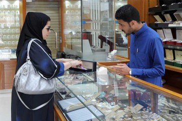 توطين العمالة يتسبب في نقص البائعين في الأسواق السعودية