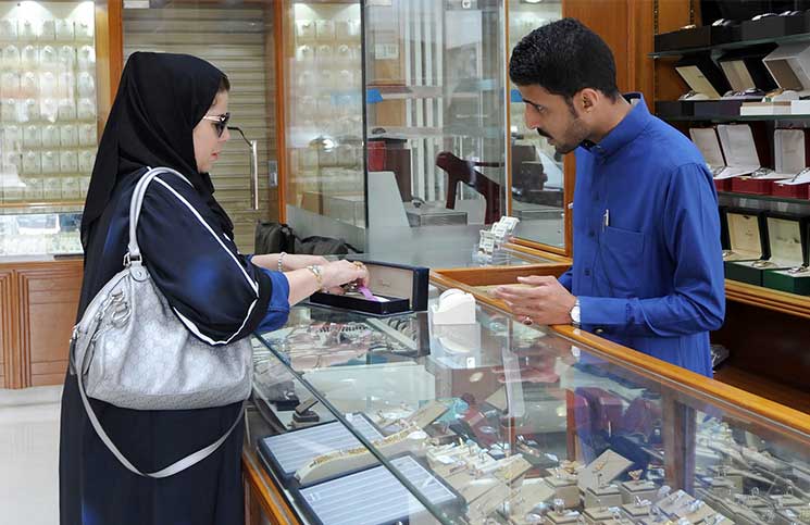 توطين العمالة يتسبب في نقص البائعين في الأسواق السعودية