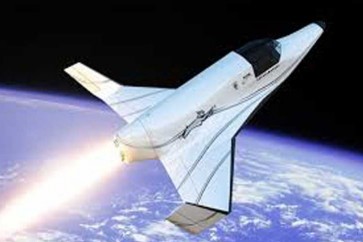 نجاح أول رحلة تجريبية للسياحة في الفضاء نجحت شركة «بلو أوريجين» الفضائية الأمريكية في إطلاق صاروخها «نيو شيبرد» إلى مدار الأرض حاملا مركبة غير مأهولة، ثم إعادتهما ليحطّا بهدوء على سطح الأرض. ووصل الصاروخ إلى ارتفاع مئة ألف متر عن سطح الأرض، عند ما يعرف بخط كارمان الفاصل بين الغلاف الجوي للأرض والفضاء، ثم عاد وهبط بهدوء. أما المركبة ذات النوافذ، والتي ستستخدم في المستقبل في رحلات الفضاء السياحية، فقد عادت وهبطت أيضاً في موقع مجاور بعدما كبحت سرعة هبوطها ثلاث مظلّات ومحرّك دفع عكسي. وفي هذه الرحلة التجريبية لم تكن المركبة مأهولة، بل وضعت على متنها دمية، إضافة إلى الأجهزة العلمية اللازمة لإجراء القياسات المطلوبة تمهيداً لإرسال رحلات مأهولة بالسياح. واستمرت هذه الرحلة 13 دقيقة، وهي الرحلة التجريبية الثامنة التي ينفّذها صاروخ «نيو شيبرد». وتعكف الشركات الأمريكية الخاصّة العاملة في قطاع الفضاء على تطوير قدراتها في استعادة الصواريخ القاذفة والمركبات الفضائية، بدل أن تحترق وتتفتت في الغلاف الجوي للأرض كما كانت الحال عادة بعد انتهاء مهماتها. ومن شأن ذلك أن يخفّف نفقات الرحلات الفضائية بشكل كبير.