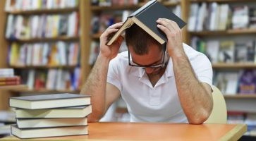 ما سبب الانزعاج من صوت مضغ الطعام أو هز القدمين