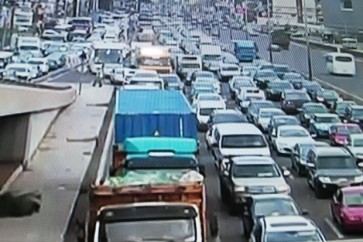 سقوط شاحنة عن جسر انطلياس والسير متوقف