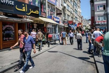 أعلن مركز أبحاث تركي أن المهاجرين السوريين أسسوا أكثر من 10 آلاف شركة في مختلف القطاعات بتركيا، منذ اندلاع الأزمة في بلادهم عام 2011. وأفاد تقرير نشره "وقف أبحاث السياسات الاقتصادية التركية" بأن عدد الشركات السورية التي افتتحت أبوابها في تركيا خلال السبع سنوات الماضية، بلغ 7243 شركة مرخصة ومسجلة بشكل رسمي، فيما أدرجت الشركات السورية المتبقية من العدد الإجمالي، على أنها غير مسجلة رسميا ومن دون ترخيص. إقرأ المزيد لاجئون سوريون في تركيا (صورة من الأرشيف) عدد السوريين في تركيا رسميا ويقول التقرير أن السوريين في صدارة المستثمرين الأجانب الذين يؤسسون شركات جديدة في تركيا كل عام. وتقول الإحصاءات الرسمية إن عدد الشركات السورية المفتتحة خلال أشهر النصف الأول من العام الجاري بلغ 778 شركة جديدة، فيما قُدر إجمالي رأسمال الشركات السورية المسجلة في تركيا بـ 119343550 ليرة تركية، أي ما يعادل 22.1 مليون دولار. وتتركز الشركات السورية في ولاية اسطنبول، حيث يوجد في هذه المنطقة حاليا 473 شركة سورية، تلتها ولاية مرسين في الجنوب بعدد 182 شركة. كما تنشط الشركات السورية العاملة بتركيا في قطاعات التجارة بالجملة والعقارات والتجارة بالتجزئة، والوكالات السياحية، إضافة إلى شركات الاستشارات، والنقل البري، والأغذية والنسيج. وتؤكد السلطات التركية أن عدد السوريين المسجلين في تركيا بحلول يونيو 2018، بلغ 3 ملايين و325 ألف شخص، متوزعين على مختلف الولايات التركية.