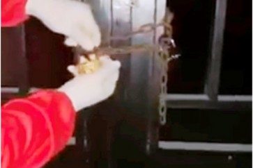 محتجون اقفلوا بالسلاسل المعدنية بوابة مؤسسة مياه لبنان الجنوبي في صيدا