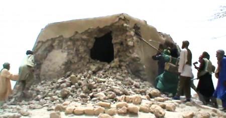 Les islamistes reprennent la destruction de mausolées à Tombouctou

