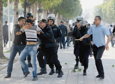 Tension toujours très vive dans le centre de Tunis où les heurts continuent