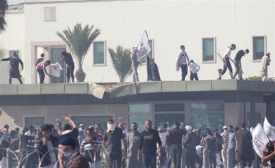 Enceinte de l'ambassade US à Tunis envahie par des manifestants