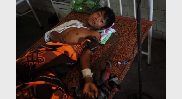 Un adolescent birman blessé