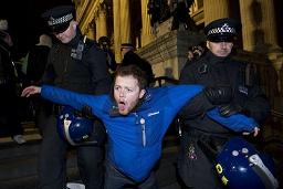 Le campement des indignés de Londres démantelé, 20 personnes arrêtées 
