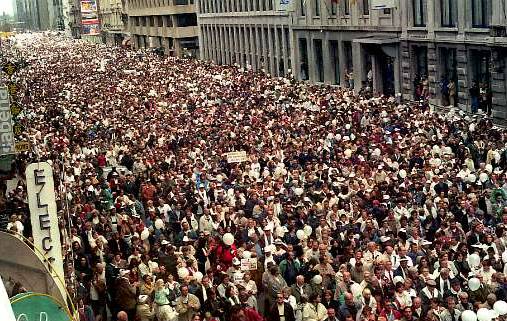 Marche en hommage à l'imam tué en Belgique