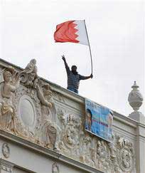 Des manifestants sur le toit de l’ambassade de Bahreïn à Londres

