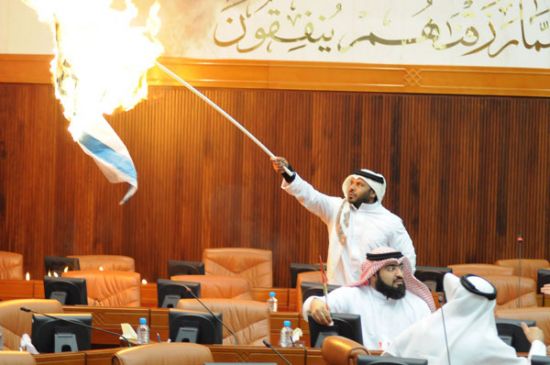 Drapeau sioniste brûlé au Parlement bahreïni: des députés portent plainte