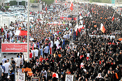 Bahreïn : Des milliers manifestent contre la répression policière.
