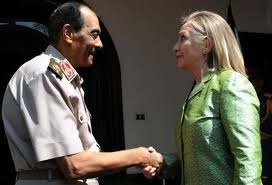 Egypte: Clinton rencontre les généraux et discute de l’aide US à l’économie