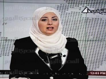 Une journaliste voilée présente le journal télévisé: une première en Egypte