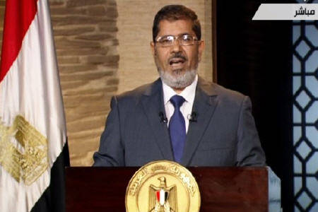 Manifestations rivales en Egypte, Morsi reçoit le projet de Constitution
