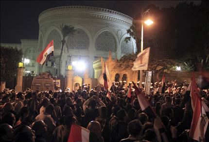 Egypte: des dizaines de milliers de manifestants encerclent la présidence