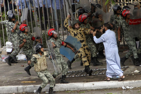 Egypte: couvre-feu maintenu , calme précaire,  deux morts et 300 blessés