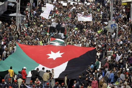 Jordanie : Manifestation sans précédent, portraits du roi incendiés!

