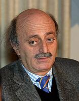 Joumblatt condamne les attentats de Damas et insiste sur la solution politique